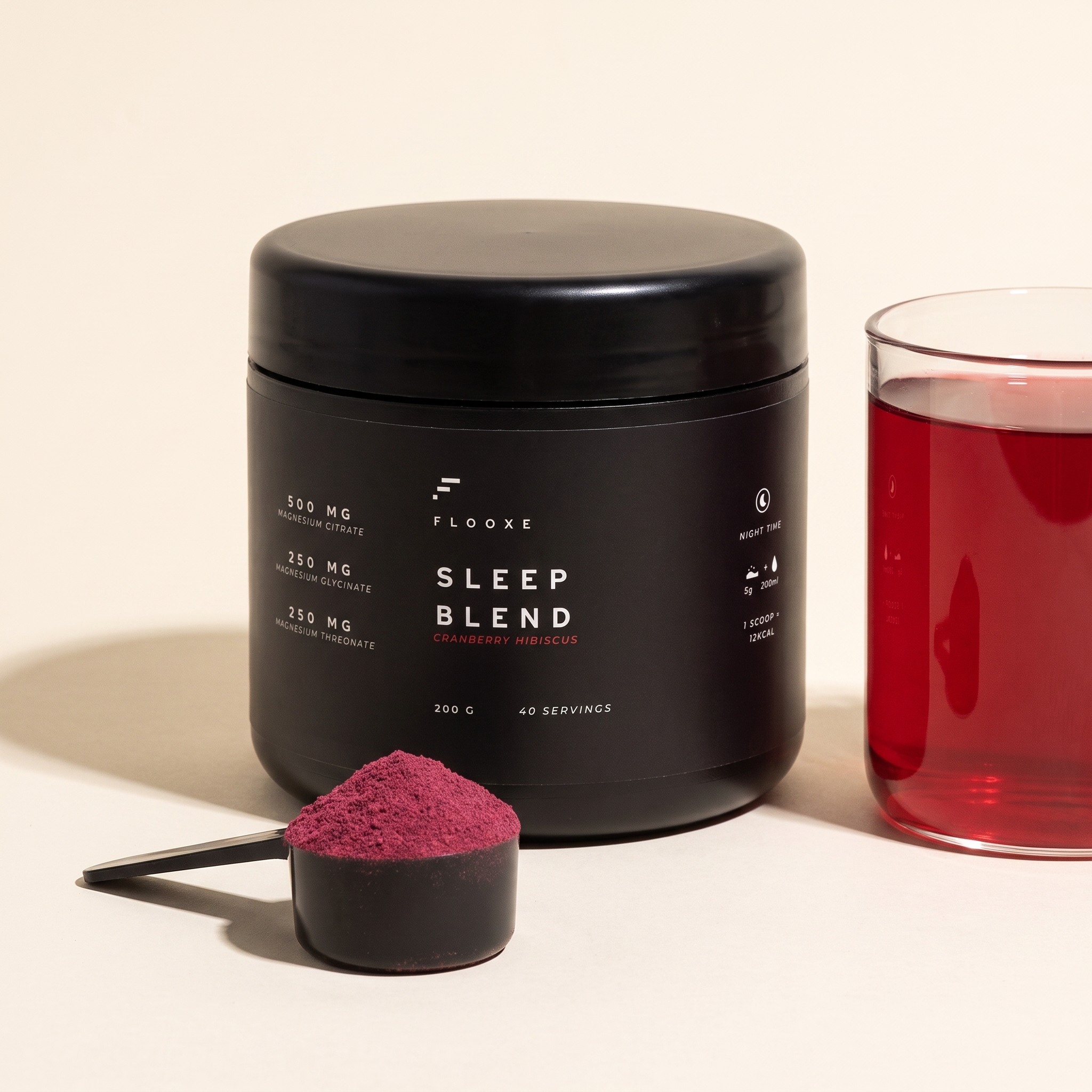 Sleep Blend con scoop de 5 g de polvo cranberry hibiscus y vaso de la bebida preparada